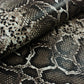 Trozo de piel grabado serpiente tonos grises
