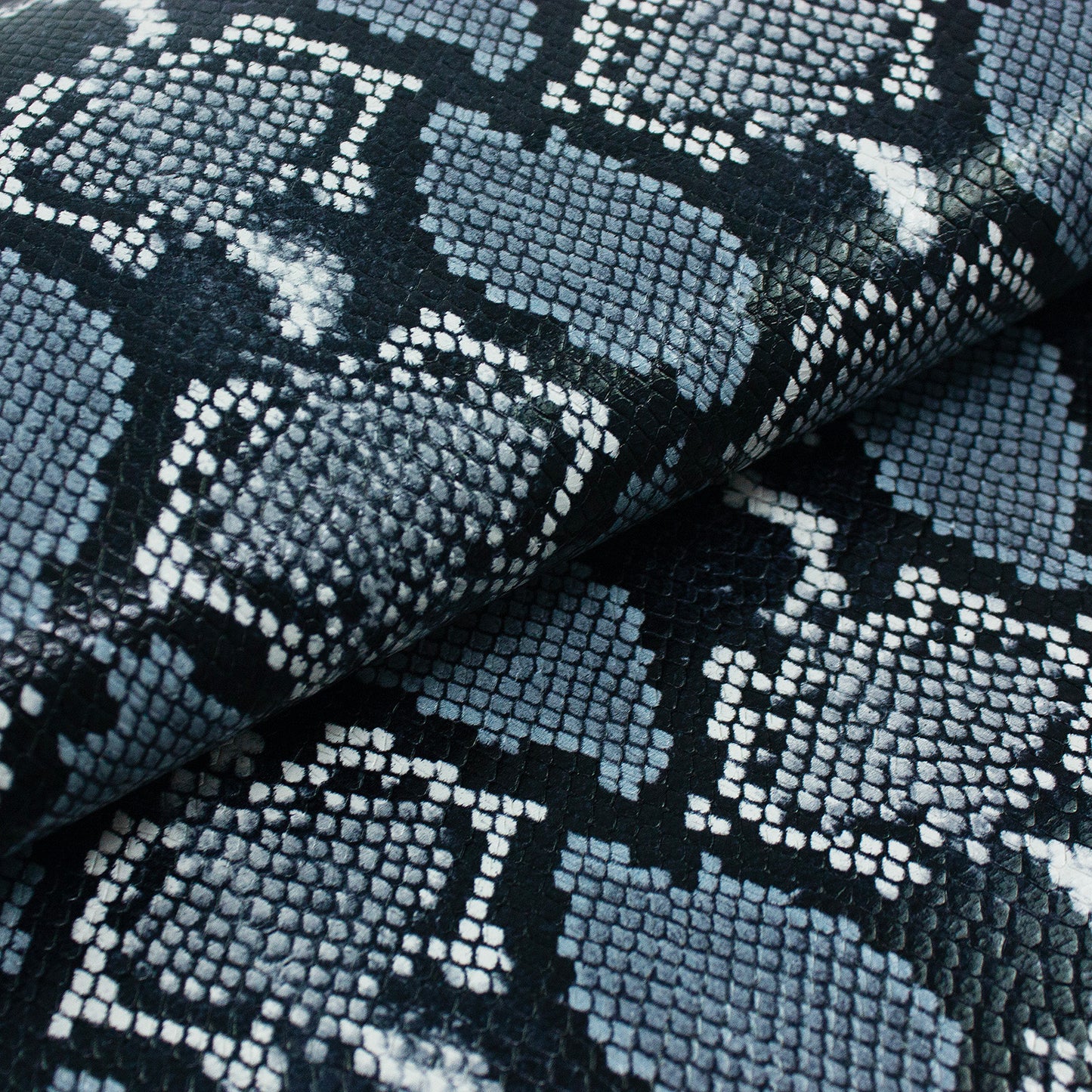 Trozo de piel grabado serpiente tonos grises