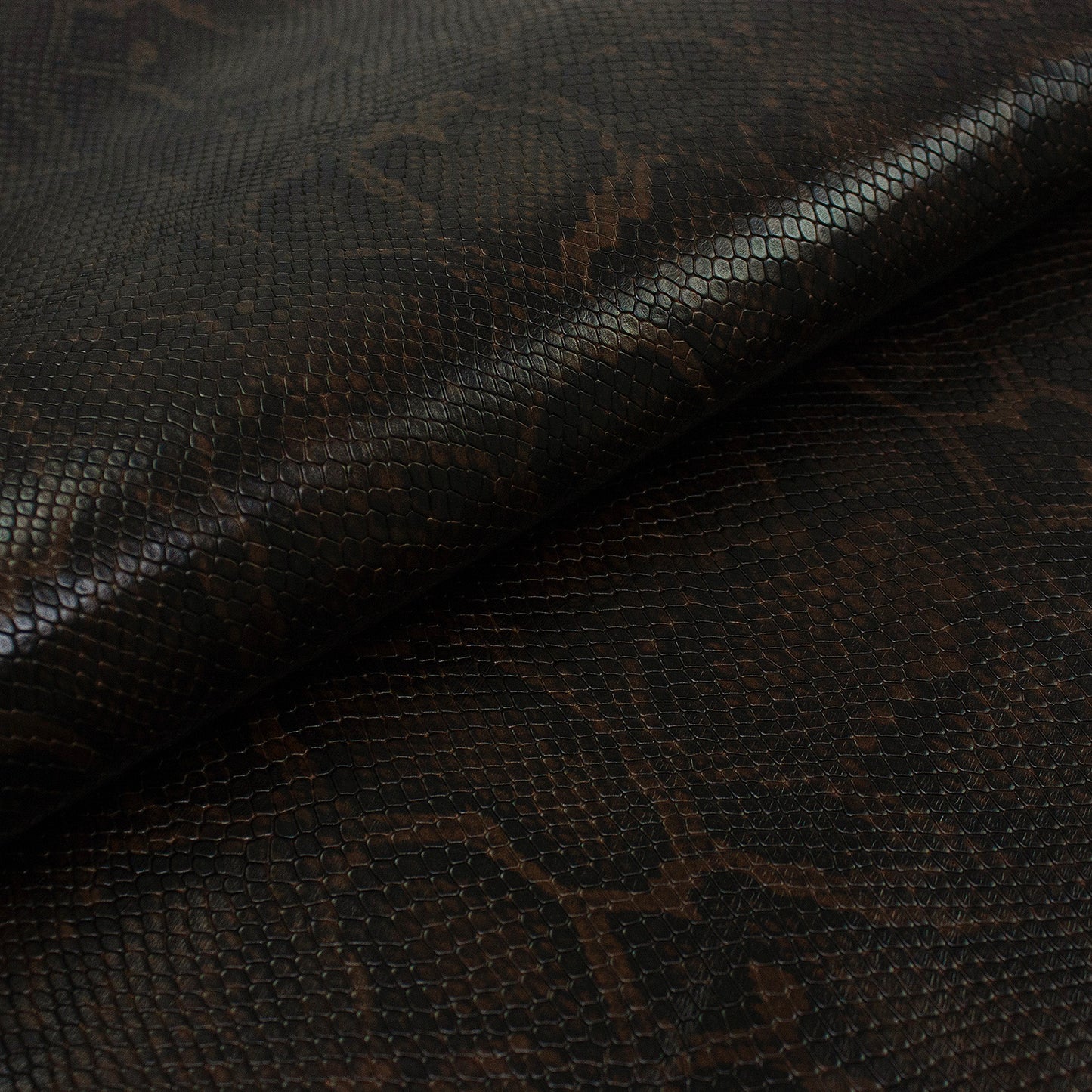 Trozo de piel grabado serpiente marron oscuro