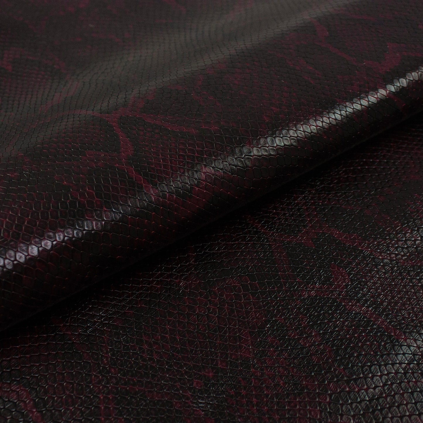 Trozo de piel grabado serpiente rojo oscuro