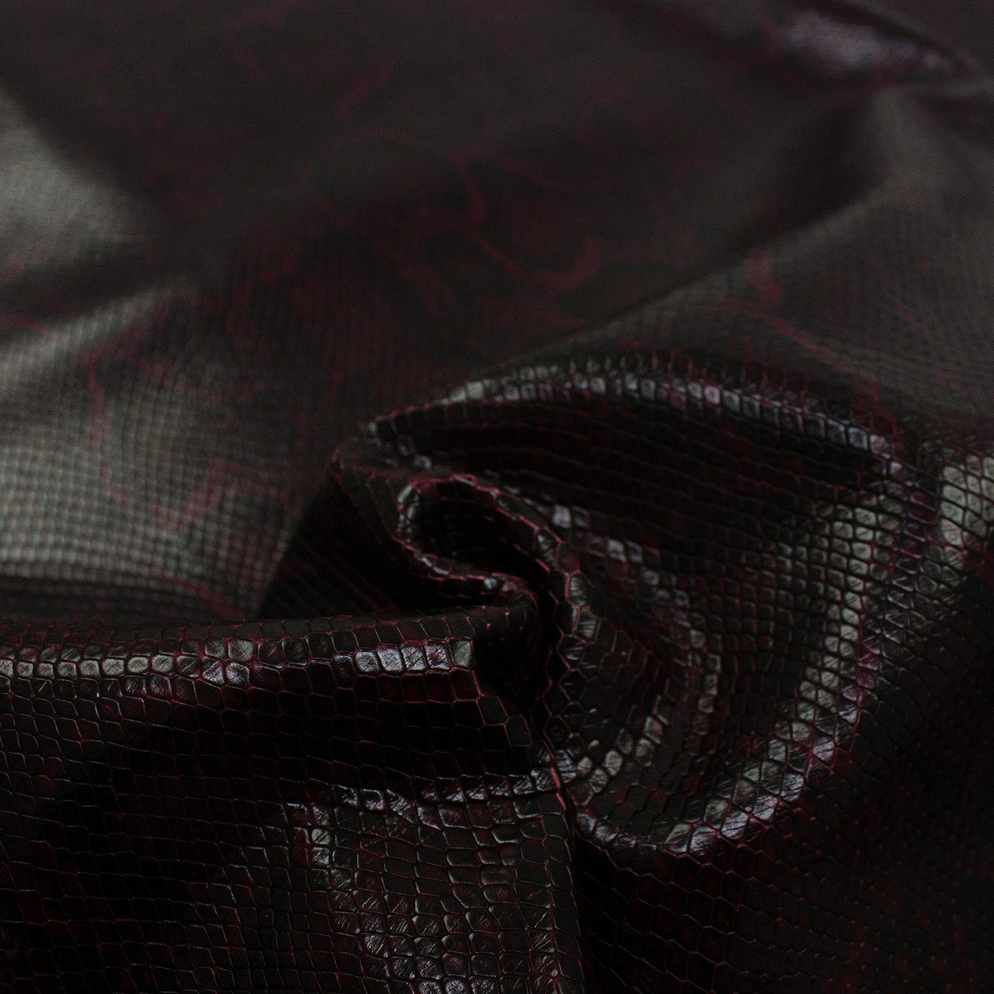 Trozo de piel grabado serpiente rojo oscuro