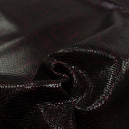 Trozo de piel grabado serpiente rojo oscuro - La Tendeta del Cuero