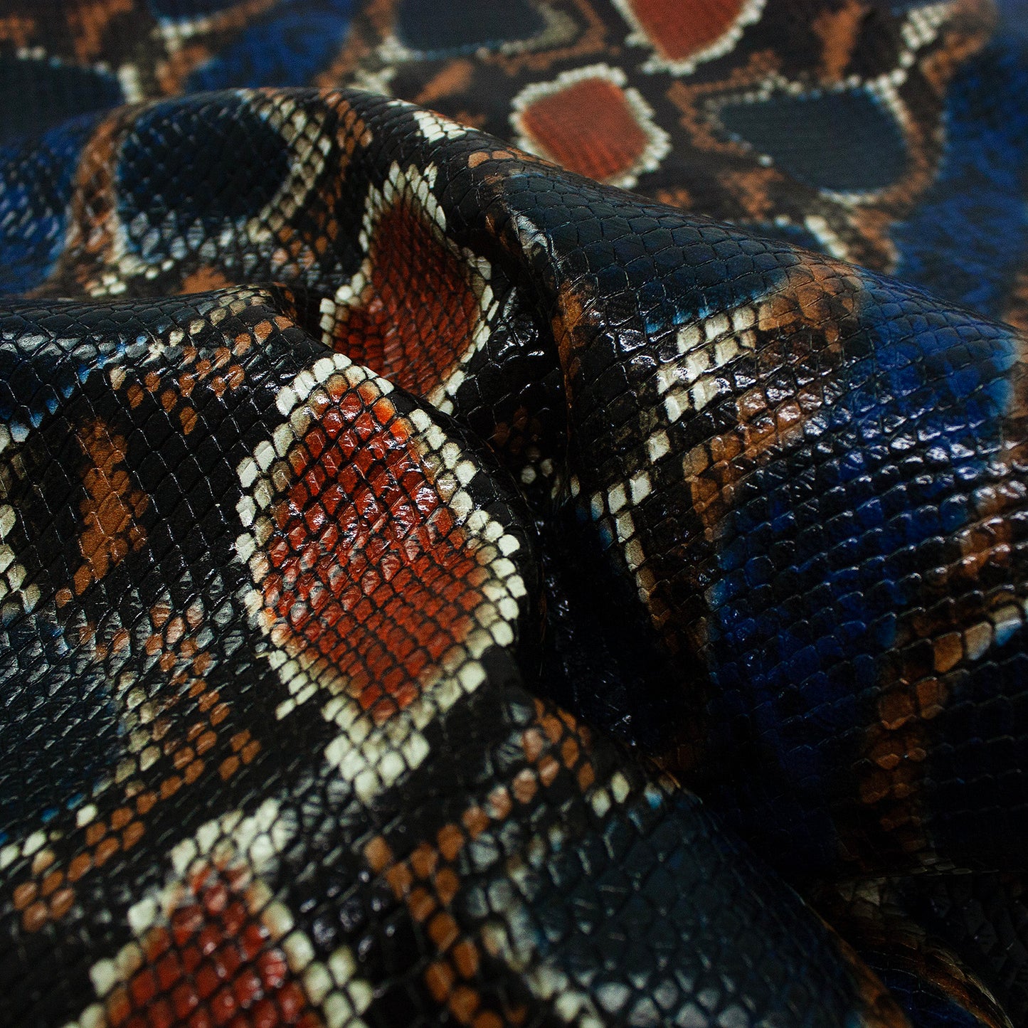 Trozo de piel grabado serpiente muticolor