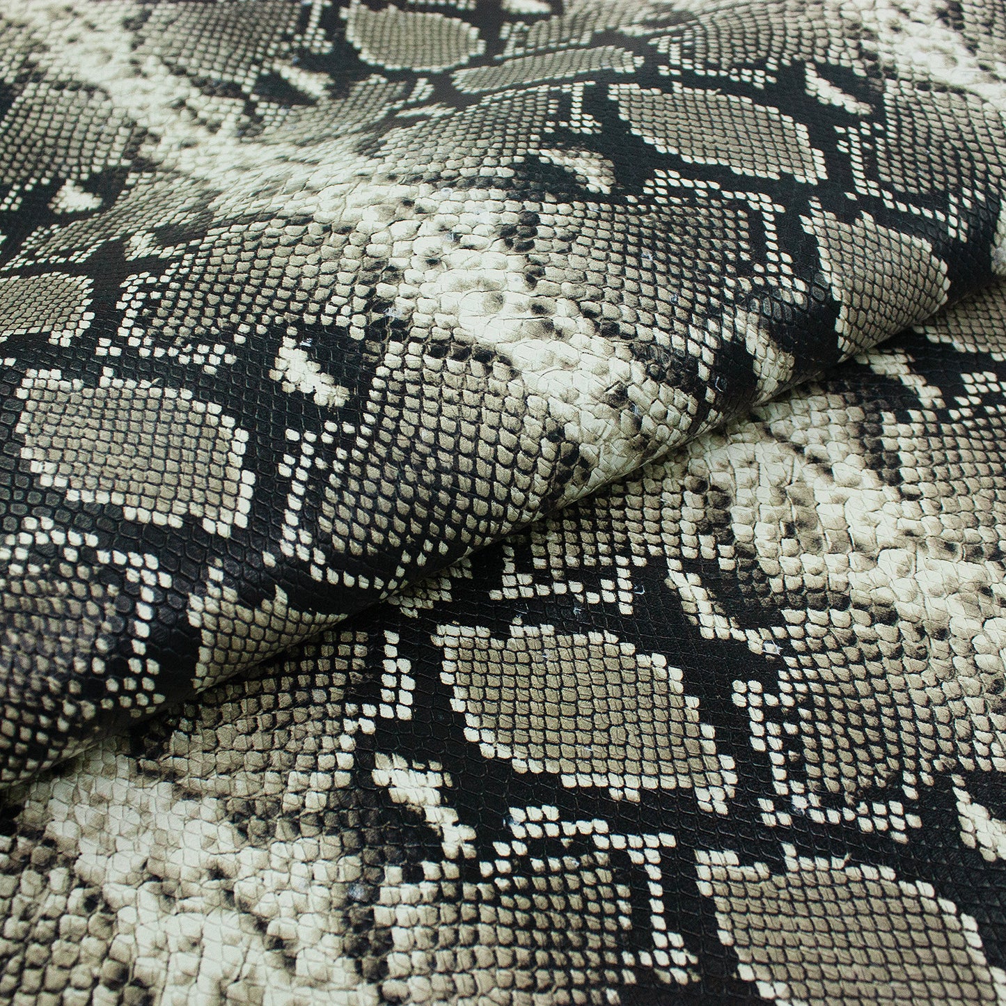 Trozo de piel grabado serpiente gris piedra