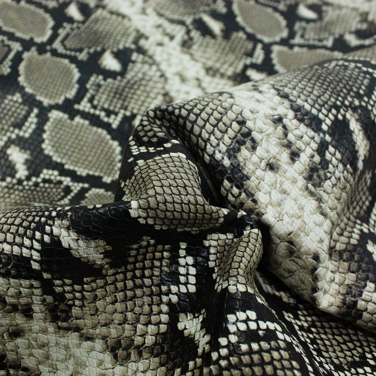 Trozo de piel grabado serpiente gris piedra