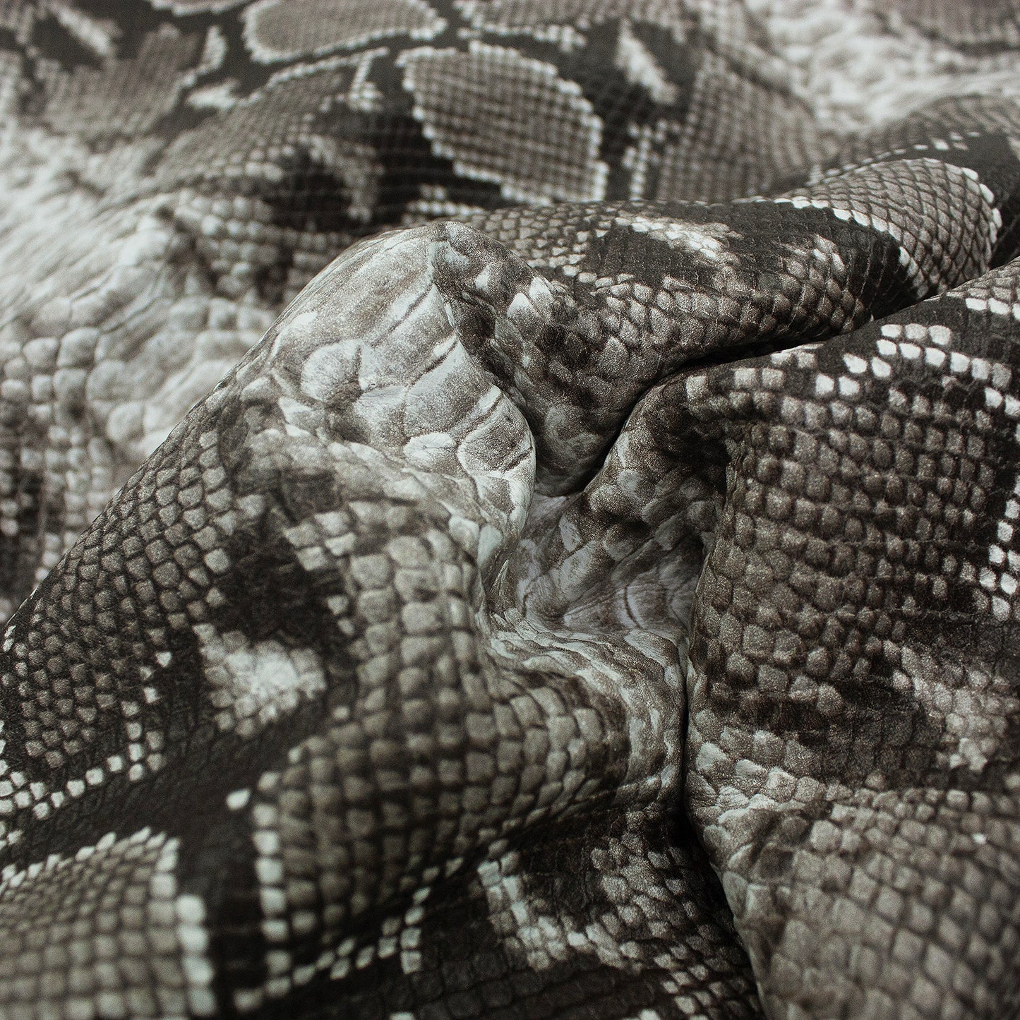 Trozo de piel grabado serpiente gris bruma