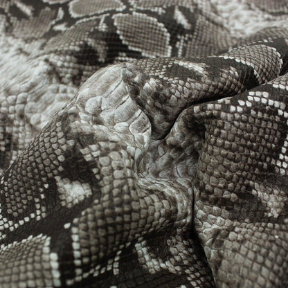 Trozo de piel grabado serpiente gris bruma - La Tendeta del Cuero
