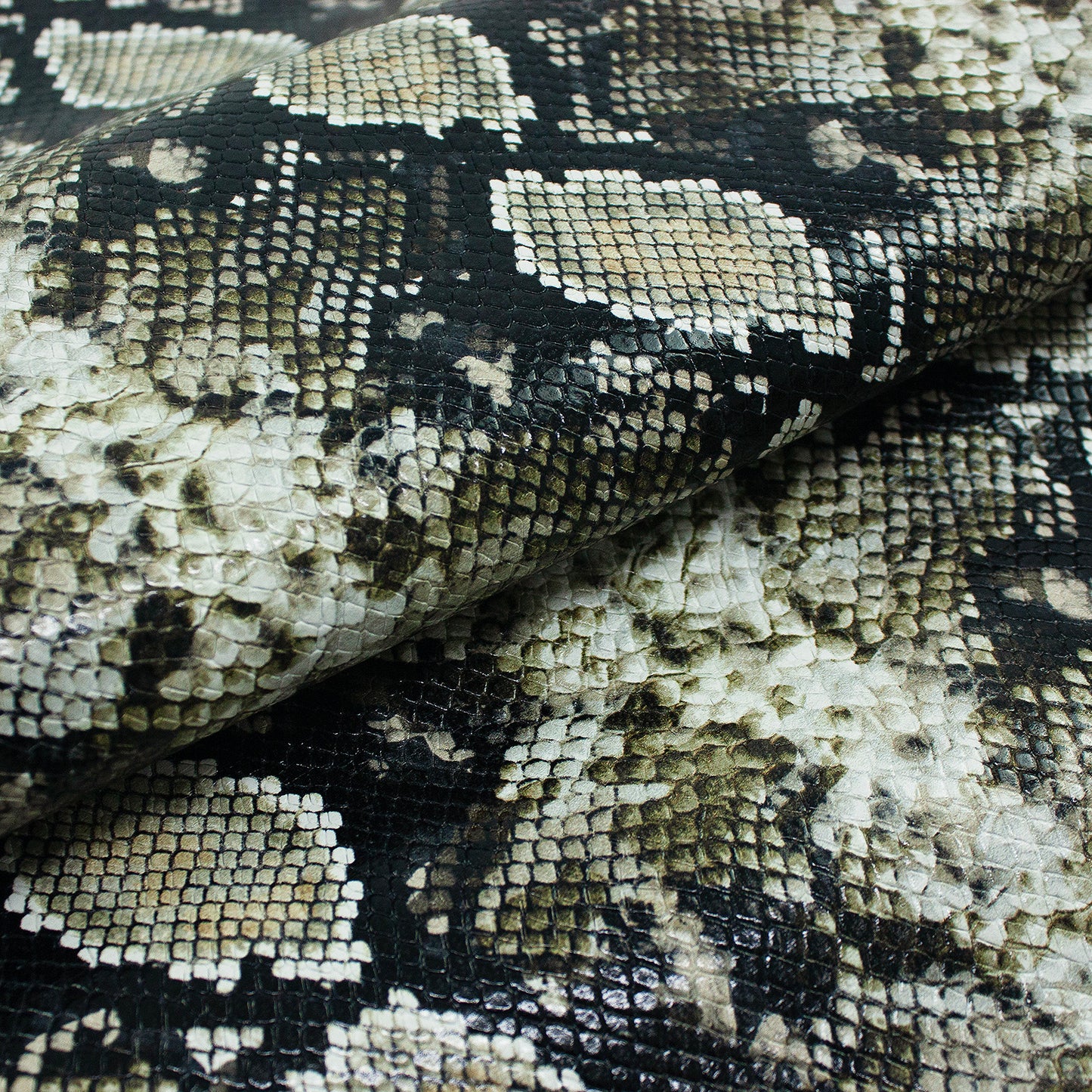 Trozo de piel grabado serpiente tonos beige