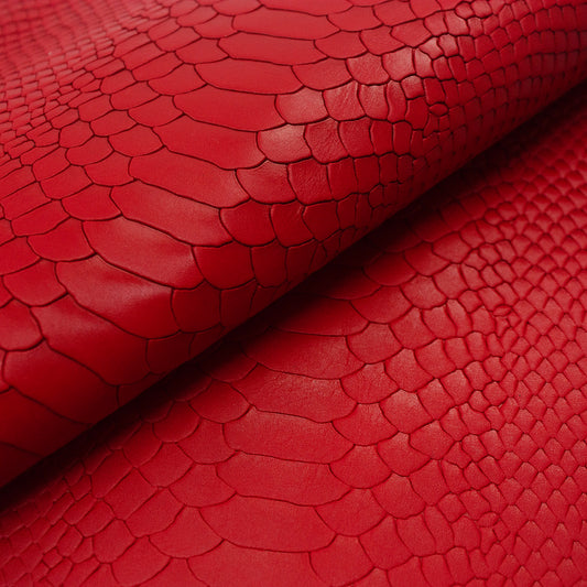 Trozo de piel grabado serpiente roja