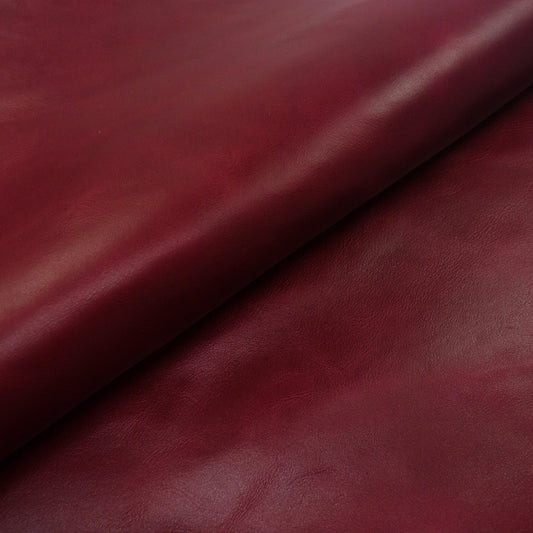 Trozo de piel vacuno rustico rojo oscuro