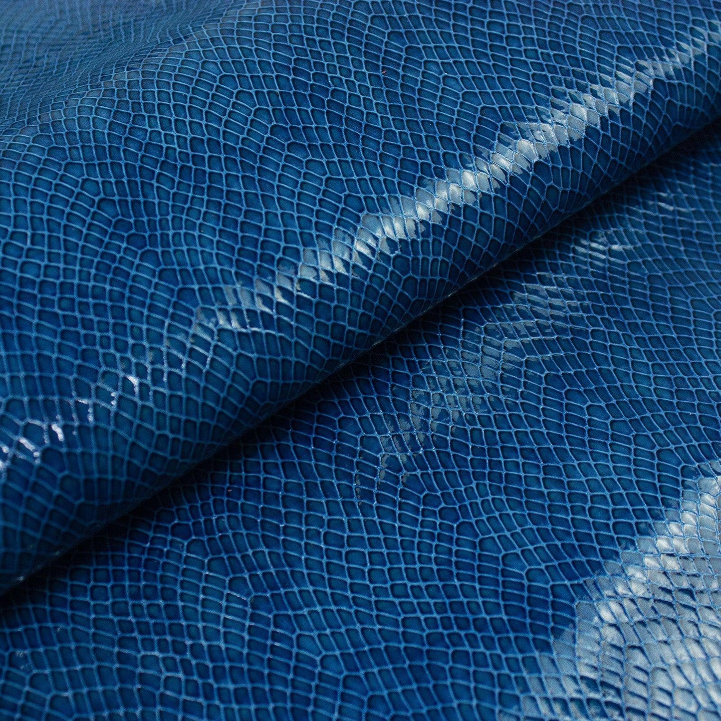 Trozo de piel grabado serpiente azul pool - La Tendeta del Cuero