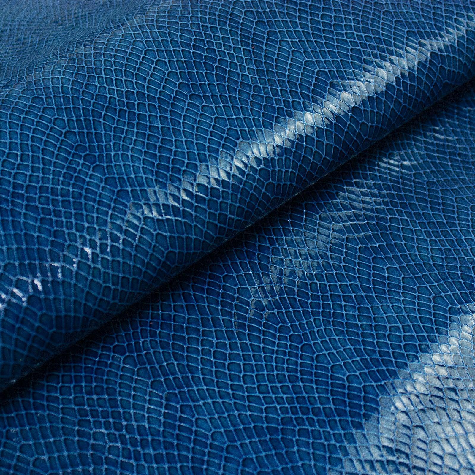 Trozo de piel grabado serpiente azul pool - La Tendeta del Cuero