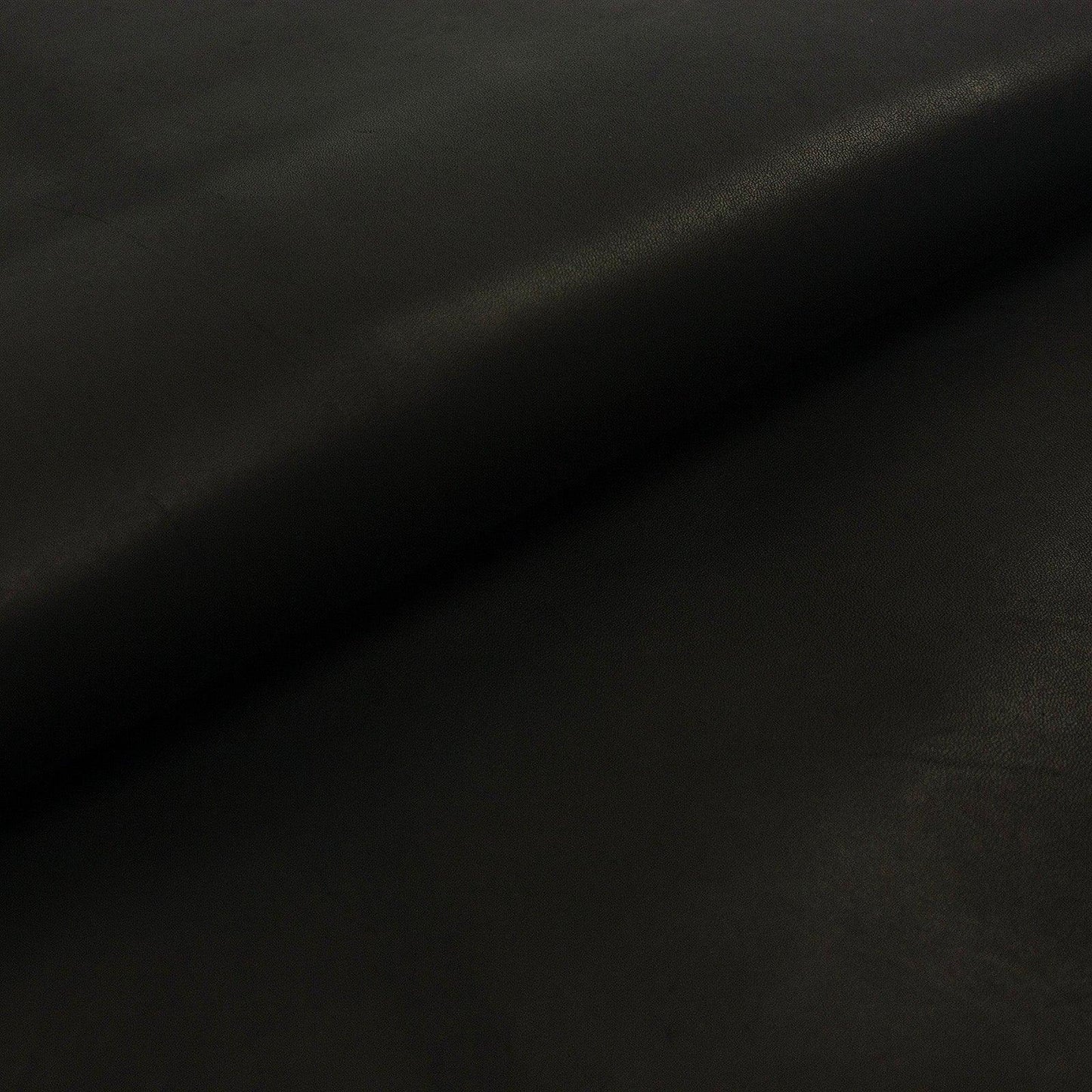 Trozo de piel forro cordero negro mate