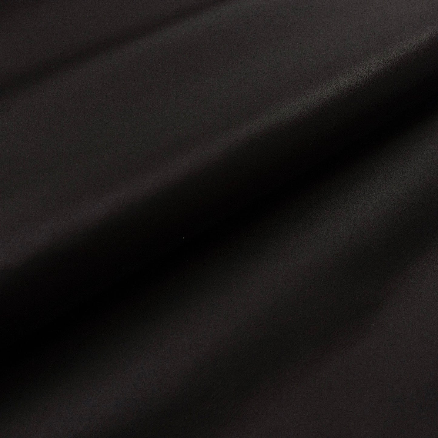 Trozo de piel vacuno engrasado burdeos oscuro