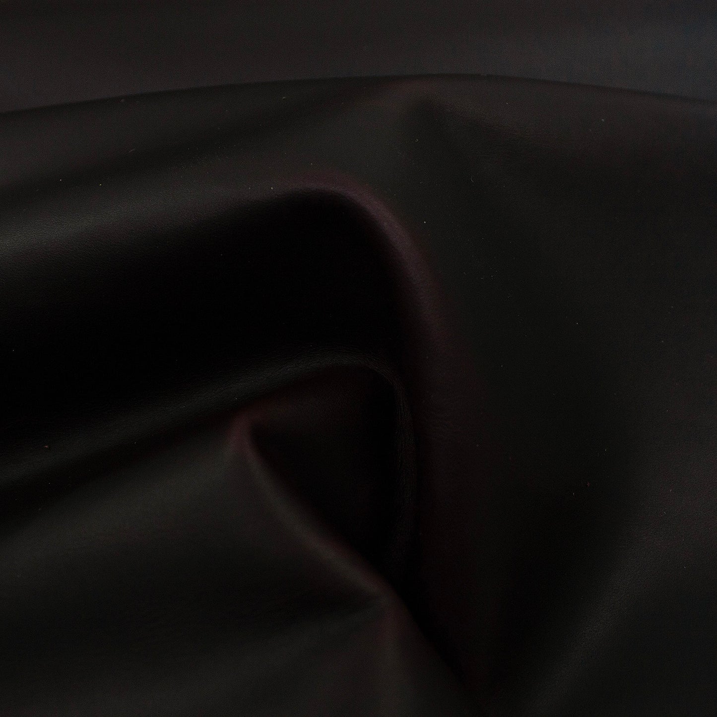 Trozo de piel vacuno engrasado burdeos oscuro