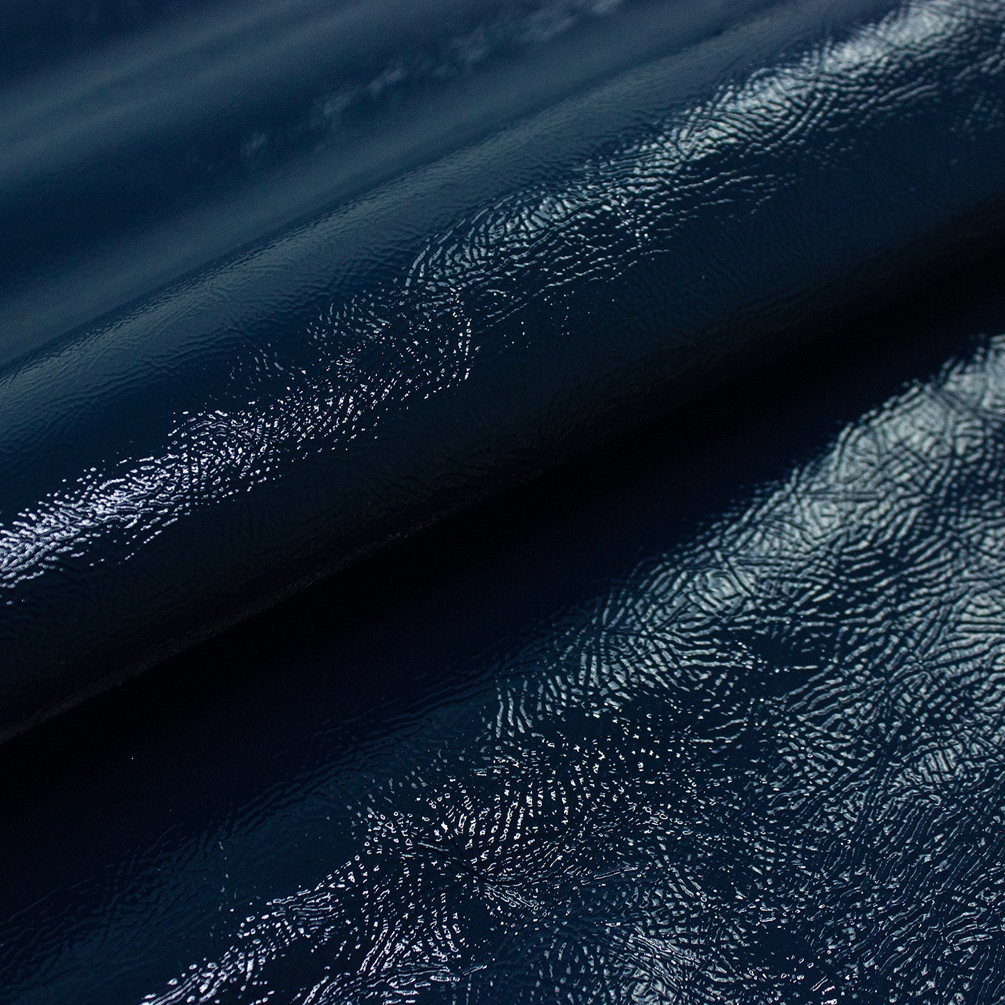 Trozo de piel charol arrugado azul