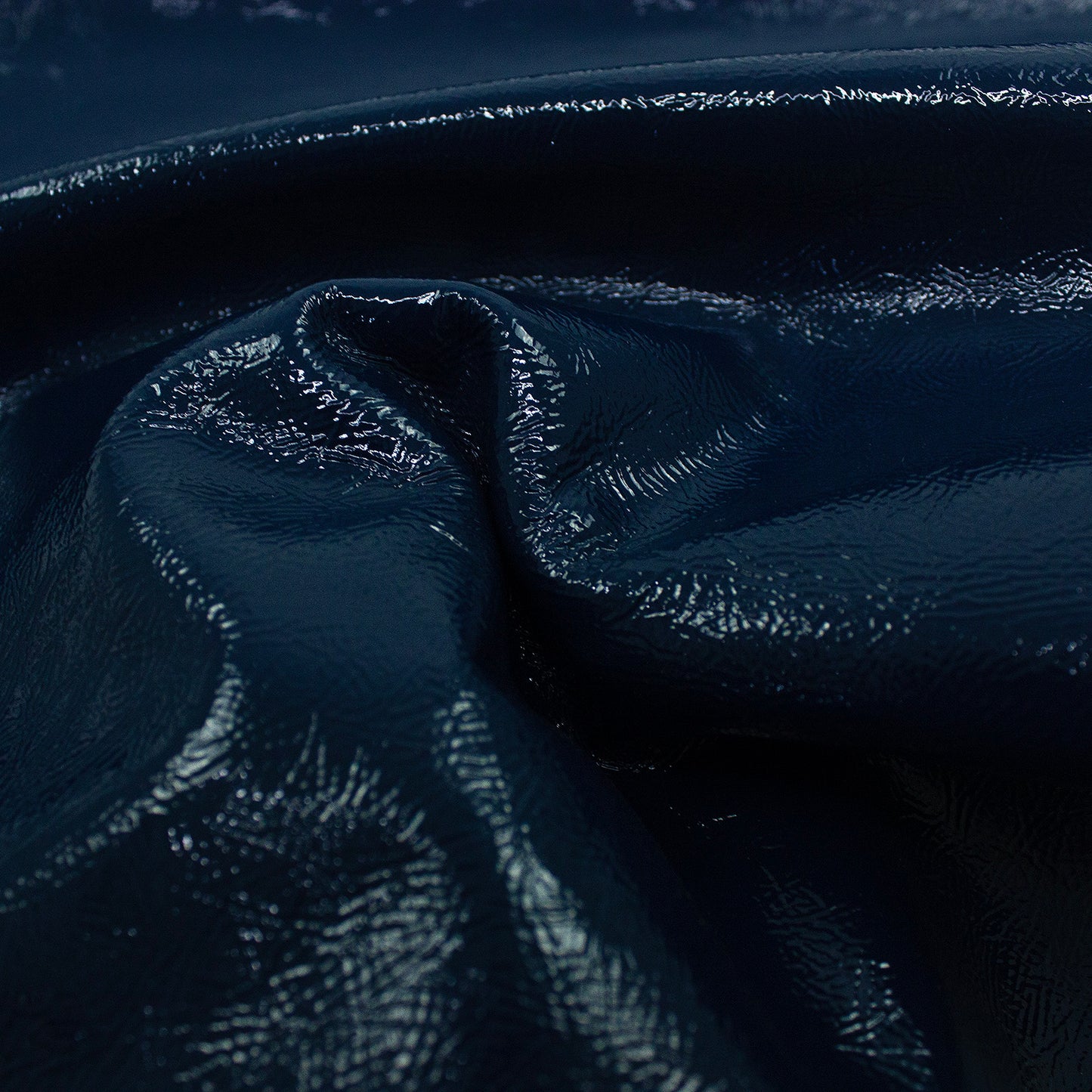 Trozo de piel charol arrugado azul