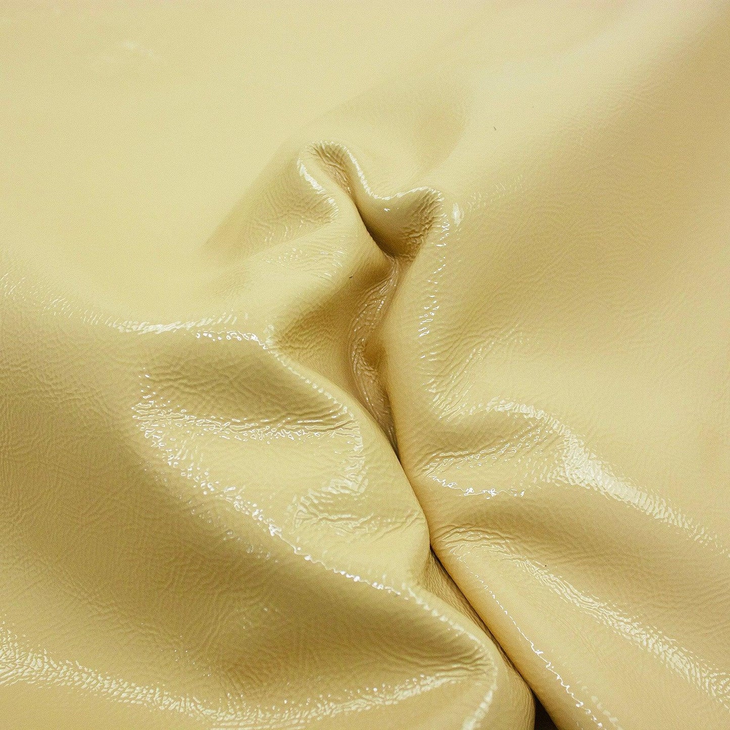 Piel de charol arrugado amarillo pastel