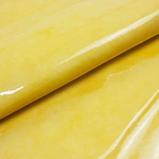 Trozo de piel charol arrugado amarillo envejecido