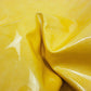 Trozo de piel charol arrugado amarillo envejecido