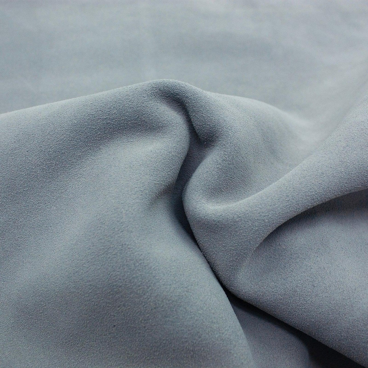 Trozo de piel serraje gris claro