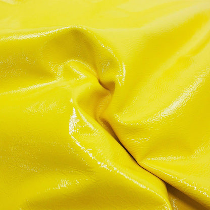Piel de charol arrugado amarillo