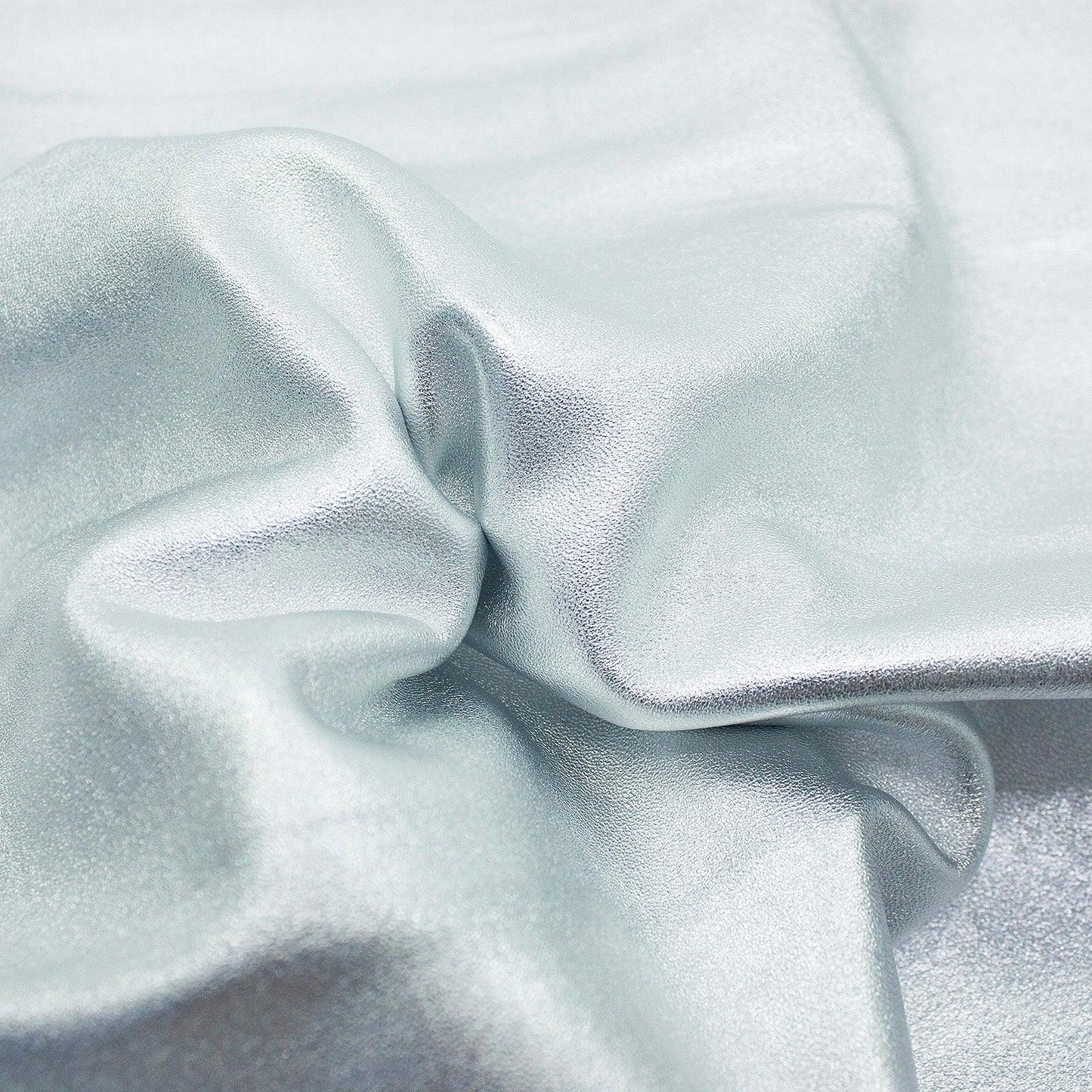 Trozo de piel cordero rustico laminado plata