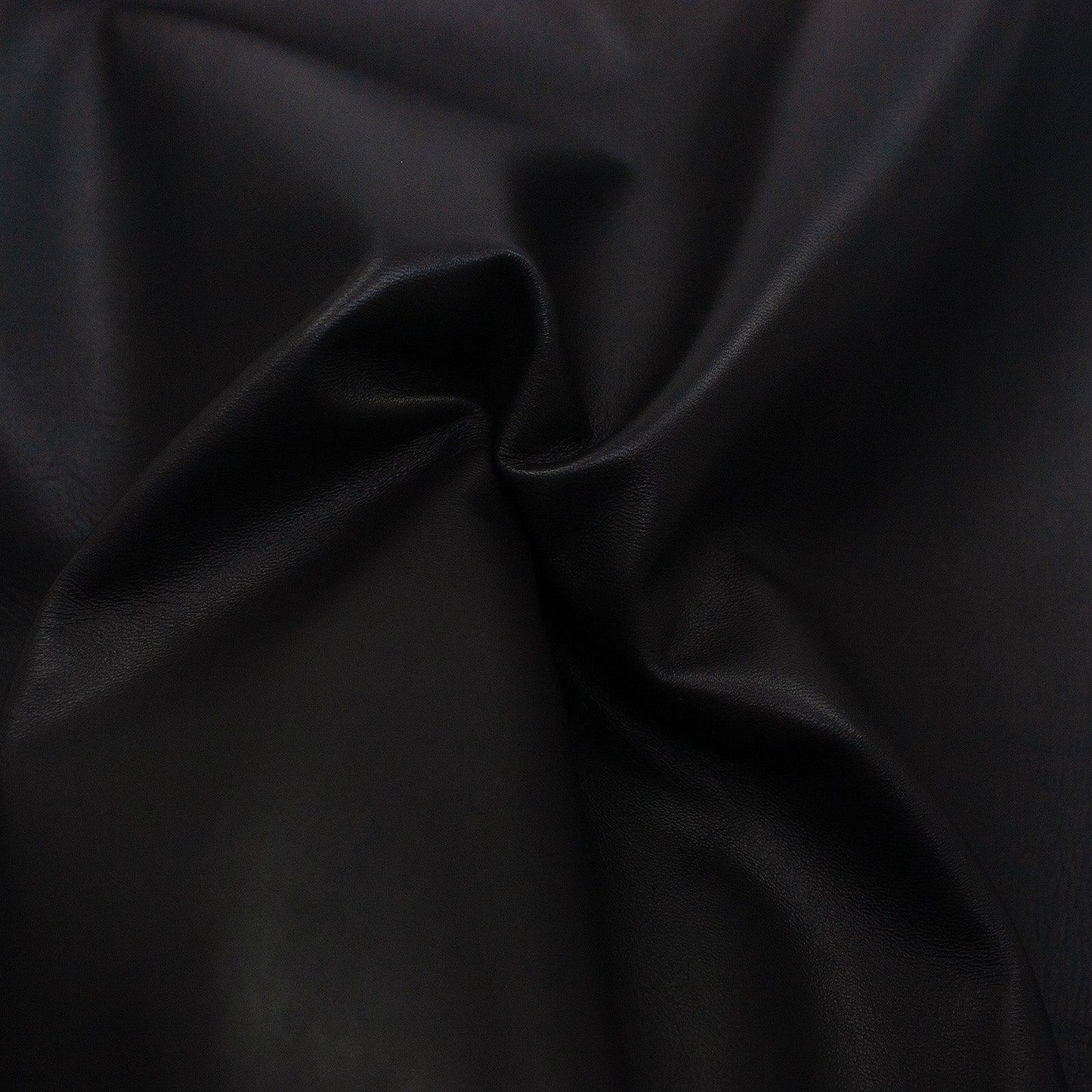 Piel de cabra negra mate
