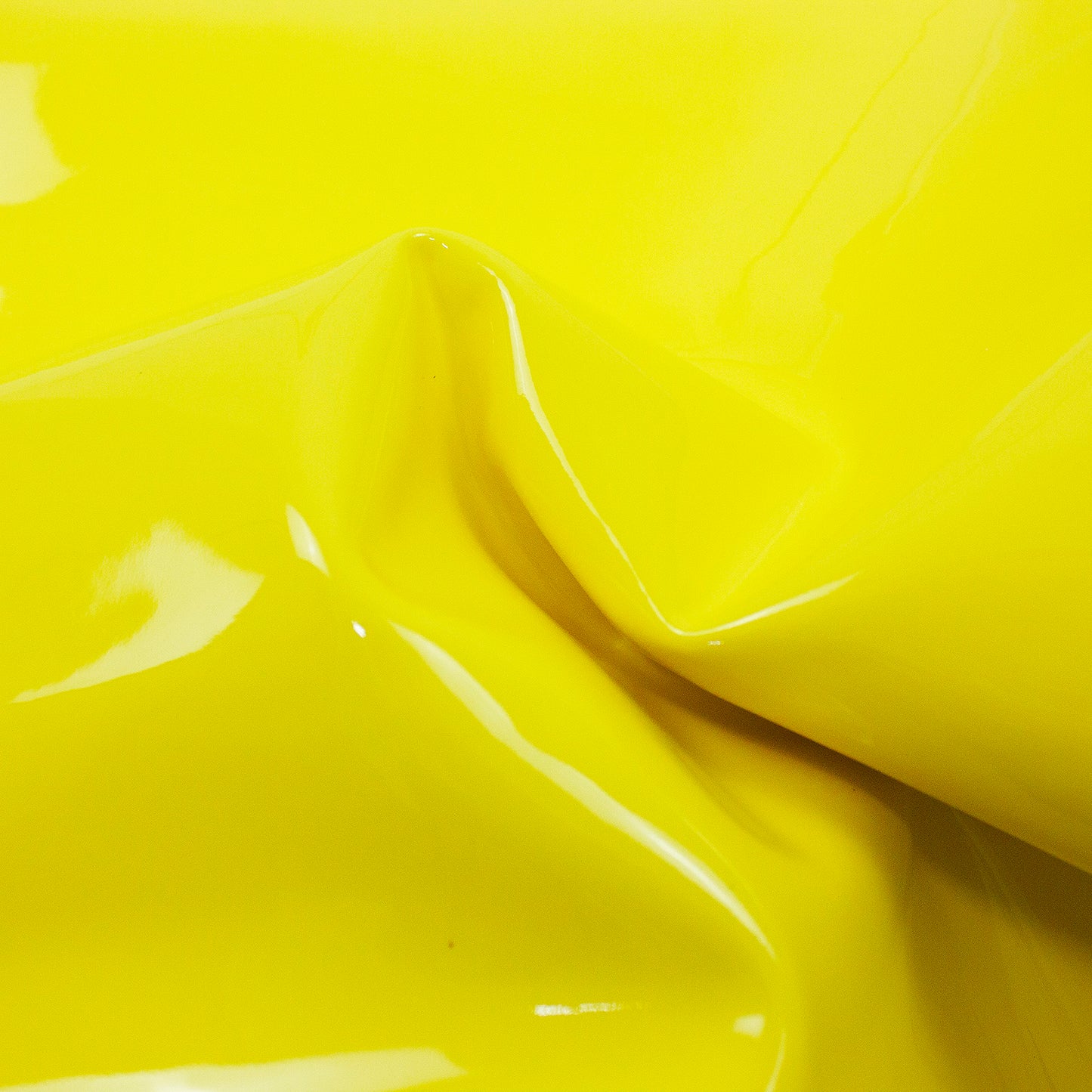 Trozo de piel charol amarillo