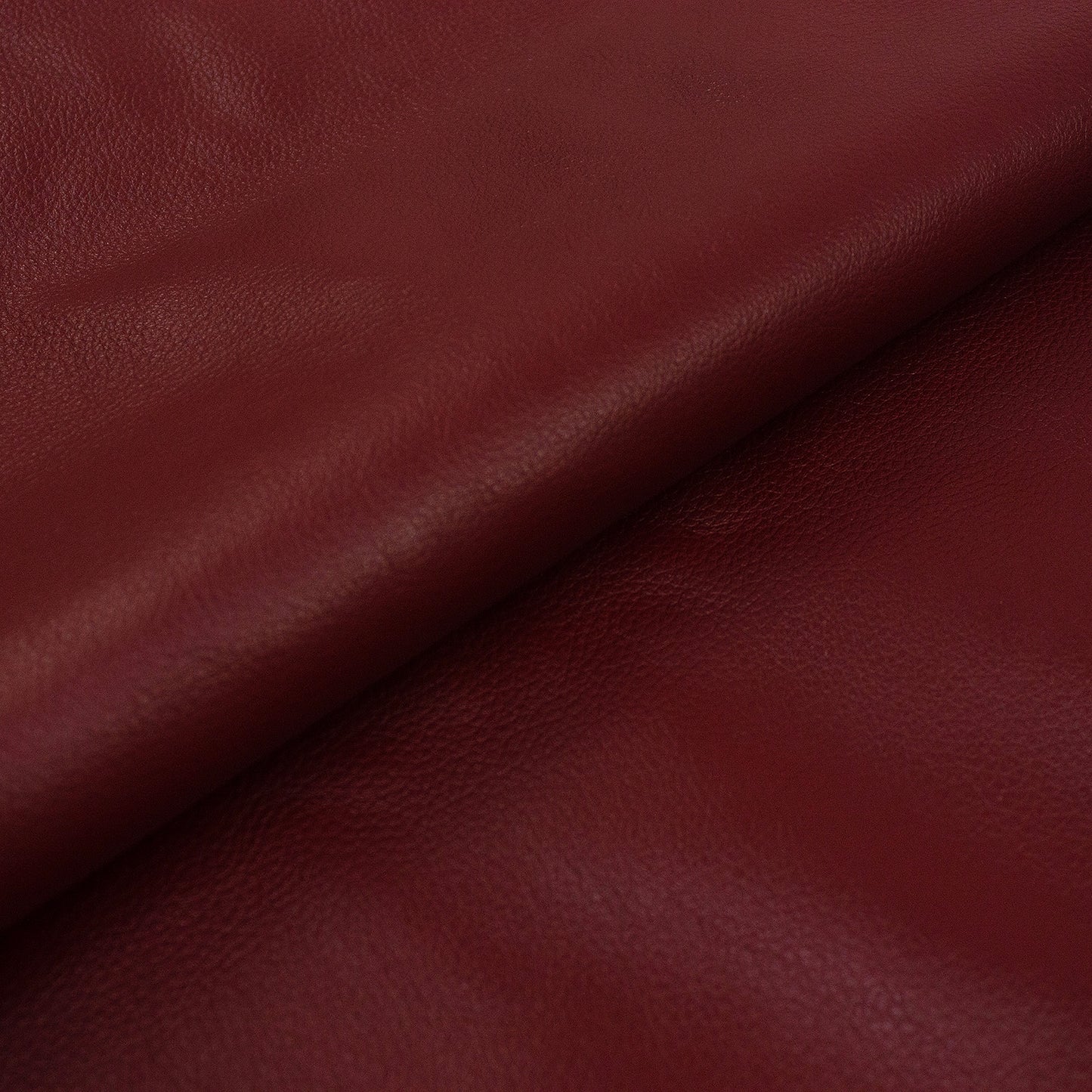 Trozo de piel vacuno bombeado rojo oscuro