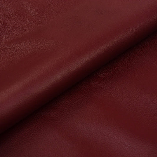 Trozo de piel vacuno bombeado rojo oscuro