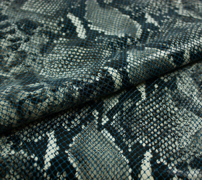 Piel de fantasia serpiente gris fondo azul - La Tendeta del Cuero