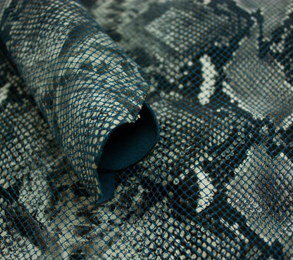 Piel de fantasia serpiente gris fondo azul - La Tendeta del Cuero