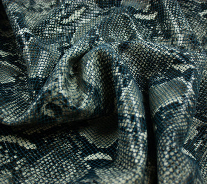 Piel de fantasia serpiente gris fondo azul - La Tendeta del Cuero
