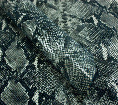 Piel de fantasia serpiente gris fondo azul - La Tendeta del Cuero