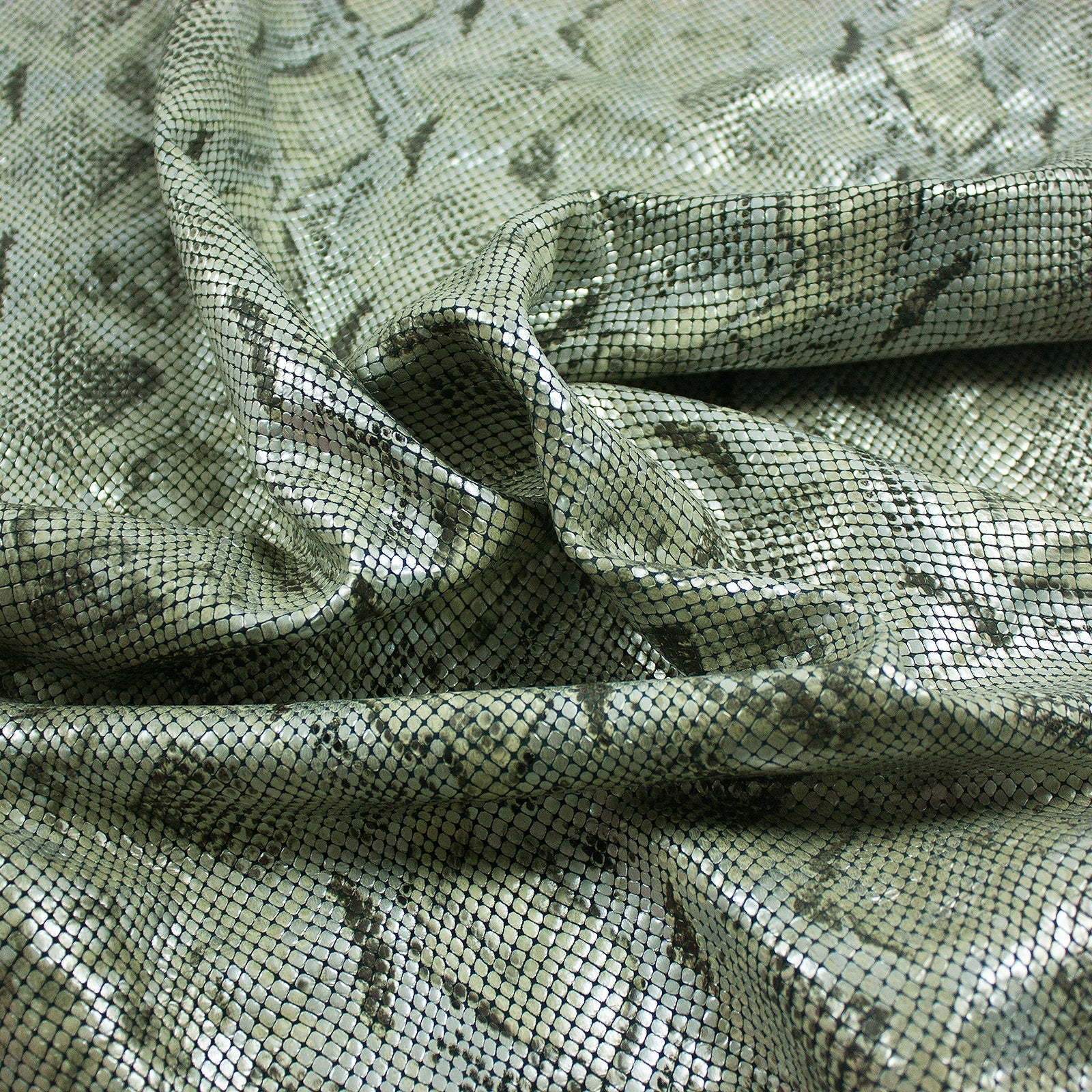 Trozo de piel fantasia serpiente beige - plata fondo negro La Tendeta del Cuero