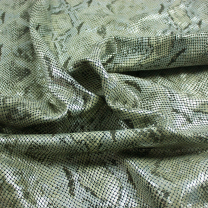 Trozo de piel fantasia serpiente beige - plata fondo negro - La Tendeta del Cuero