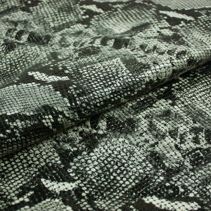 Trozo de piel fantasia serpiente gris - negro fondo negro - La Tendeta del Cuero